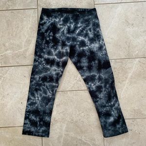 Hue Blue & White Tie Dye Capri Leggings
